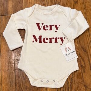 NWT Emerson and friends 100% cotton Cream 'Very Merry' Christmas onesie bodysuit